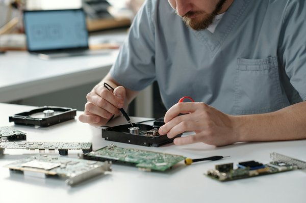 Résoudre vos problèmes informatiques : Comment choisir la meilleure entreprise de dépannage informatique à Angers ?